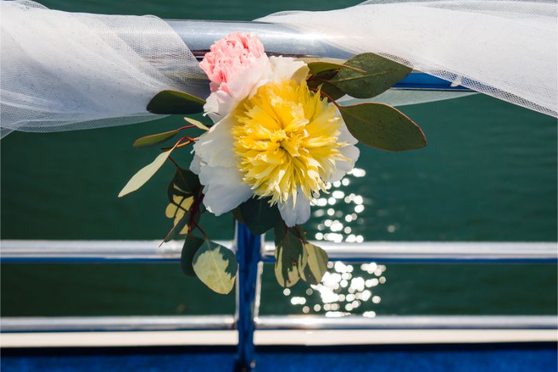 decoratiuni florale barca - Designer florist - Joyful Colors